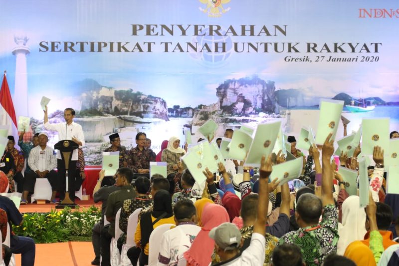 KUNJUNGAN PRESIDEN: Presiden Jokowi bagikan 2020 sertifikat dalam kunjungannya ke Jawa Timur, Senin, 27/01/2020. (Fahmi/SJ Foto) 