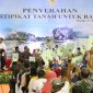 KUNJUNGAN PRESIDEN: Presiden Jokowi bagikan 2020 sertifikat dalam kunjungannya ke Jawa Timur, Senin, 27/01/2020. (Fahmi/SJ Foto) 
