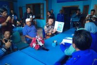 Bacabup Fattah Jasin menunjukkan berkas pendaftaran di kantor DPC Demokrat Sumenep,  Rabu, 29/01/2020. (Didik/SJ Foto) 