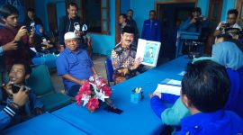 Bacabup Fattah Jasin menunjukkan berkas pendaftaran di kantor DPC Demokrat Sumenep,  Rabu, 29/01/2020. (Didik/SJ Foto) 