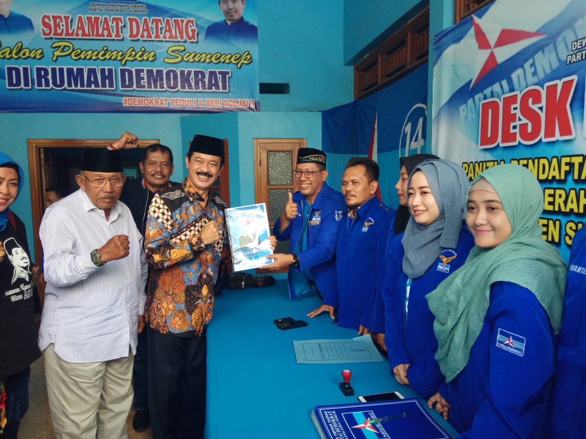 Bacabup Fattah Jasin didampingi mantan Gubernur Jatim Imam Utomo mengembalikan berkas pendaftaran ke kantor DPC Demokrat Sumenep, Rabu, 29/01/2020. (Didik/SJ Foto)