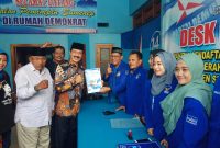 Bacabup Fattah Jasin didampingi mantan Gubernur Jatim Imam Utomo mengembalikan berkas pendaftaran ke kantor DPC Demokrat Sumenep, Rabu, 29/01/2020. (Didik/SJ Foto) 