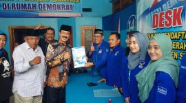 Bacabup Fattah Jasin didampingi mantan Gubernur Jatim Imam Utomo mengembalikan berkas pendaftaran ke kantor DPC Demokrat Sumenep, Rabu, 29/01/2020. (Didik/SJ Foto) 