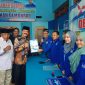 Bacabup Fattah Jasin didampingi mantan Gubernur Jatim Imam Utomo mengembalikan berkas pendaftaran ke kantor DPC Demokrat Sumenep, Rabu, 29/01/2020. (Didik/SJ Foto) 