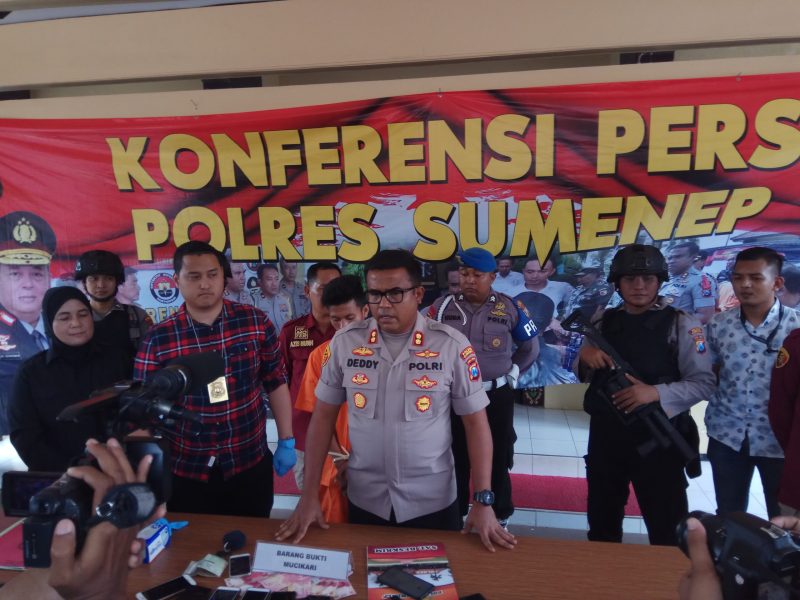 Tersangka penyedia jasa prostitusi dihadirkan dalam jumpa pers, Kamis, 30/01/2020. (Didik/SJ Foto) 