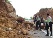 Tebing Longsor, Tutup Separuh Jalan