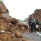 Polisi bergotong royong membersihkan material longsor di Jl Lingkar Utara, Desa Kebunan, Kota Sumenep, Jumat, 10/01/2020. (foto: istimewa)