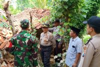 Petugas dibantu warga bergotong royong membersihkan reruntuhan bangunan yang ambruk, Selasa, 07/01/2020. (foto: istimewa)