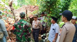 Petugas dibantu warga bergotong royong membersihkan reruntuhan bangunan yang ambruk, Selasa, 07/01/2020. (foto: istimewa)