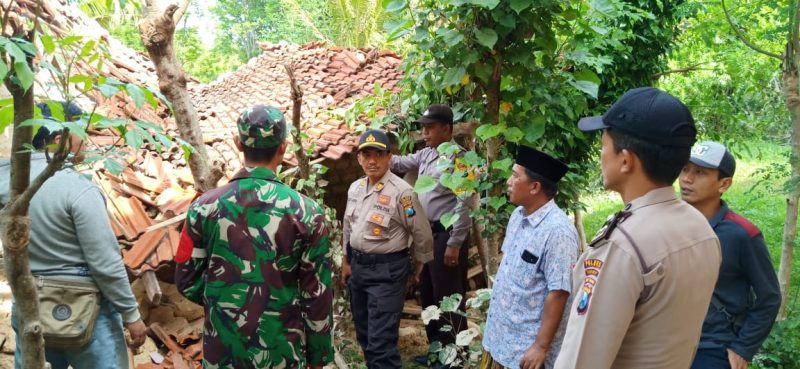 Petugas dibantu warga bergotong royong membersihkan reruntuhan bangunan yang ambruk, Selasa, 07/01/2020. (foto: istimewa)