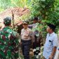 Petugas dibantu warga bergotong royong membersihkan reruntuhan bangunan yang ambruk, Selasa, 07/01/2020. (foto: istimewa)