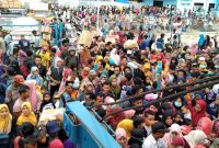 BERDESAKAN: Calon penumpang kapal tujuan Pulau Kangean berdesakan saat masuk ke KM DBS 3 di Pelabuhan Kalianget, Sumenep, Jawa Timur, Rabu, 08/01/2020. (foto: istimewa)