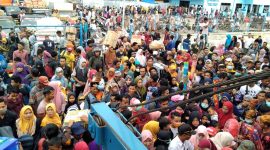 BERDESAKAN: Calon penumpang kapal tujuan Pulau Kangean berdesakan saat masuk ke KM DBS 3 di Pelabuhan Kalianget, Sumenep, Jawa Timur, Rabu, 08/01/2020. (foto: istimewa)