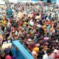 BERDESAKAN: Calon penumpang kapal tujuan Pulau Kangean berdesakan saat masuk ke KM DBS 3 di Pelabuhan Kalianget, Sumenep, Jawa Timur, Rabu, 08/01/2020. (foto: istimewa)