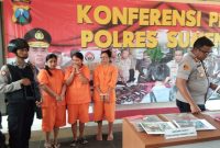 Ketiga pelaku bisnis prostitusi dihadirkan dalam jumpa pers di Mapolres Sumenep, Jawa Timur. (Didik/ SJ foto)