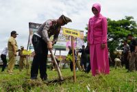 Gerakan tanam 2000 bibit pohon dilakukan Polres Blitar secara serentak, Jumat, 10/01/2020. (Inug/ SJ Foto)