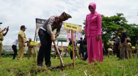 Gerakan tanam 2000 bibit pohon dilakukan Polres Blitar secara serentak, Jumat, 10/01/2020. (Inug/ SJ Foto)