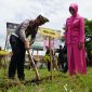Gerakan tanam 2000 bibit pohon dilakukan Polres Blitar secara serentak, Jumat, 10/01/2020. (Inug/ SJ Foto)