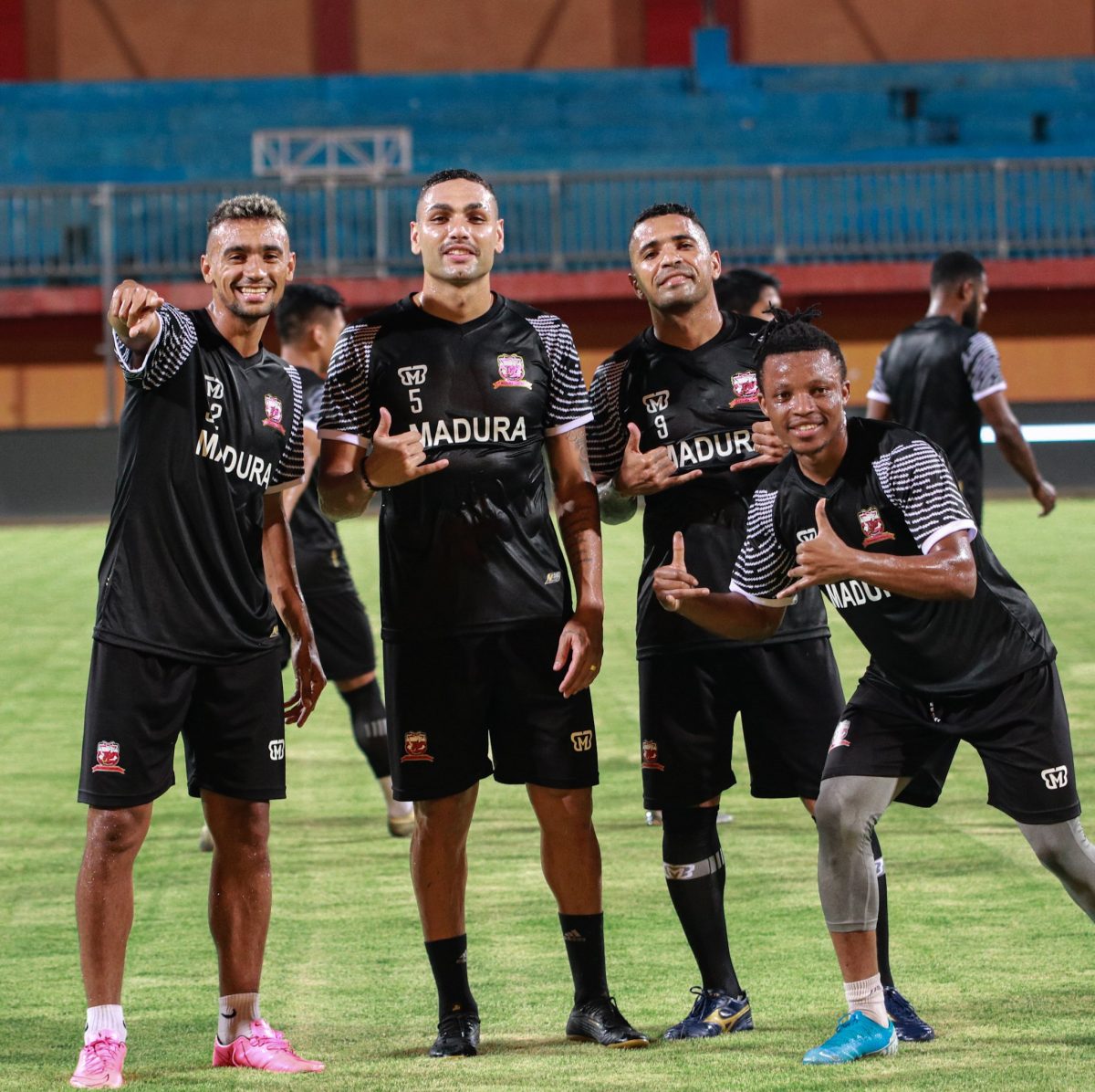 Jersey latihan terbaru dipamerkan pemain Madura United dalam latihan di Stadion Gelora Ratu Pamelingan, Pamekasan, Jawa Timur. (foto: twitter maduraunited)