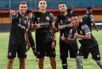 Jersey latihan terbaru dipamerkan pemain Madura United dalam latihan di Stadion Gelora Ratu Pamelingan, Pamekasan, Jawa Timur. (foto: twitter maduraunited) 