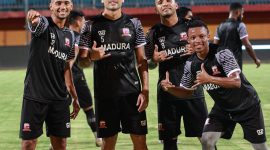 Jersey latihan terbaru dipamerkan pemain Madura United dalam latihan di Stadion Gelora Ratu Pamelingan, Pamekasan, Jawa Timur. (foto: twitter maduraunited) 