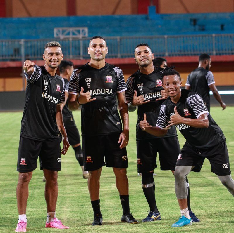 Jersey latihan terbaru dipamerkan pemain Madura United dalam latihan di Stadion Gelora Ratu Pamelingan, Pamekasan, Jawa Timur. (foto: twitter maduraunited) 