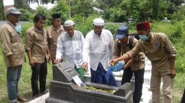 Aliansi Jurnalis Sampang (AJS) menggelar ziarah makam wartawan dalam memperingati hari Pers, Minggu, 09/02/2020. (far/SJ Foto) 