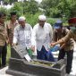 Aliansi Jurnalis Sampang (AJS) menggelar ziarah makam wartawan dalam memperingati hari Pers, Minggu, 09/02/2020. (far/SJ Foto) 