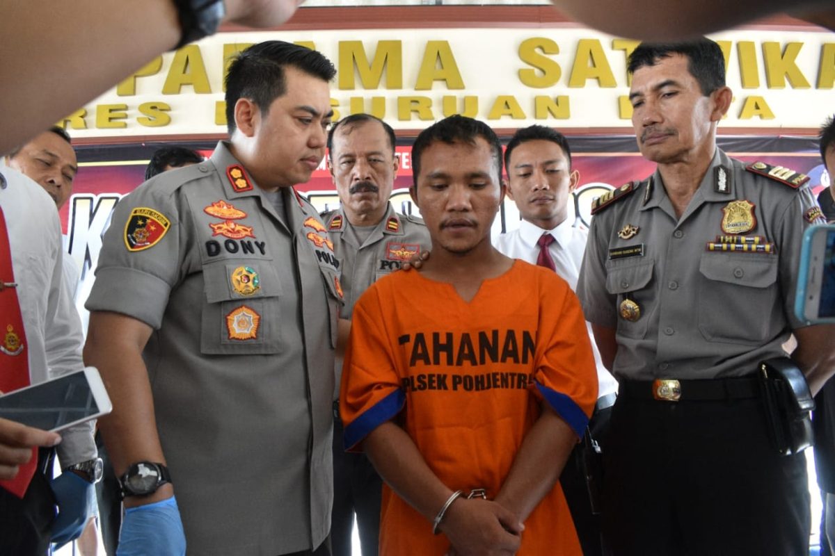 TEGA: Polisi menginterogasi Sabik, tersangka kasus pencabulan. Pria ini tega menjual istrinya sendiri kepada lelaki hidung belang. (Yud/ SJ Foto)