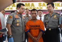 TEGA: Polisi menginterogasi Sabik, tersangka kasus pencabulan. Pria ini tega menjual istrinya sendiri kepada lelaki hidung belang. (Yud/ SJ Foto)