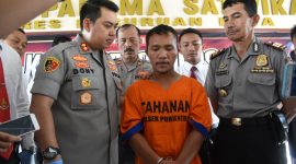 TEGA: Polisi menginterogasi Sabik, tersangka kasus pencabulan. Pria ini tega menjual istrinya sendiri kepada lelaki hidung belang. (Yud/ SJ Foto) 