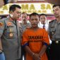 TEGA: Polisi menginterogasi Sabik, tersangka kasus pencabulan. Pria ini tega menjual istrinya sendiri kepada lelaki hidung belang. (Yud/ SJ Foto) 
