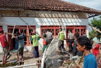Angin puting beliung merusak 24 rumah warga di Desa Talang, Saronggi, Sumenep, Senin, 10/02/2020. (foto: istimewa)