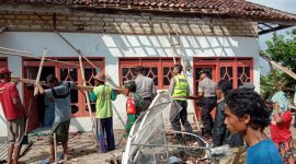 Angin puting beliung merusak 24 rumah warga di Desa Talang, Saronggi, Sumenep, Senin, 10/02/2020. (foto: istimewa) 