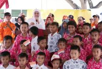 SOLIDARITAS: Gubernur Jatim Khofifah Indar Parawansa memberikan bantuan pasca gempa dan tsunami di Donggala, Rabu, 12/02/2020. (Fahmi/SJ Foto) 