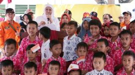 SOLIDARITAS: Gubernur Jatim Khofifah Indar Parawansa memberikan bantuan pasca gempa dan tsunami di Donggala, Rabu, 12/02/2020. (Fahmi/SJ Foto) 