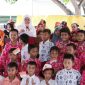 SOLIDARITAS: Gubernur Jatim Khofifah Indar Parawansa memberikan bantuan pasca gempa dan tsunami di Donggala, Rabu, 12/02/2020. (Fahmi/SJ Foto) 