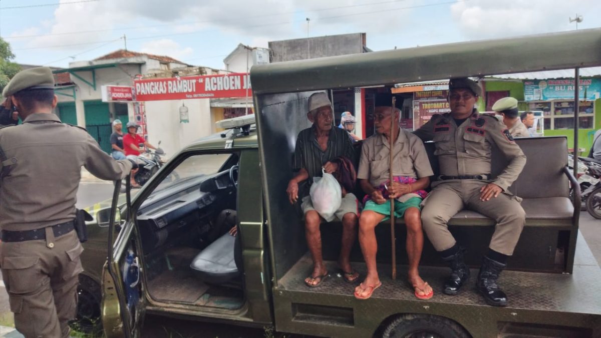 DIAMANKAN: Petugas naikkan gepeng yang tertangkap ke mobil patroli, Rabu, 12/02/2020. (Didik/ SJ Foto)