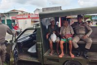 DIAMANKAN: Petugas naikkan gepeng yang tertangkap ke mobil patroli, Rabu, 12/02/2020. (Didik/ SJ Foto)