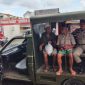 DIAMANKAN: Petugas naikkan gepeng yang tertangkap ke mobil patroli, Rabu, 12/02/2020. (Didik/ SJ Foto) 