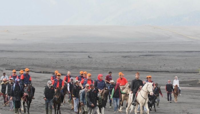 Tunggangi Kuda di Pasir Berbisik, Khofifah Ajak Dialog Masyarakat Tengger