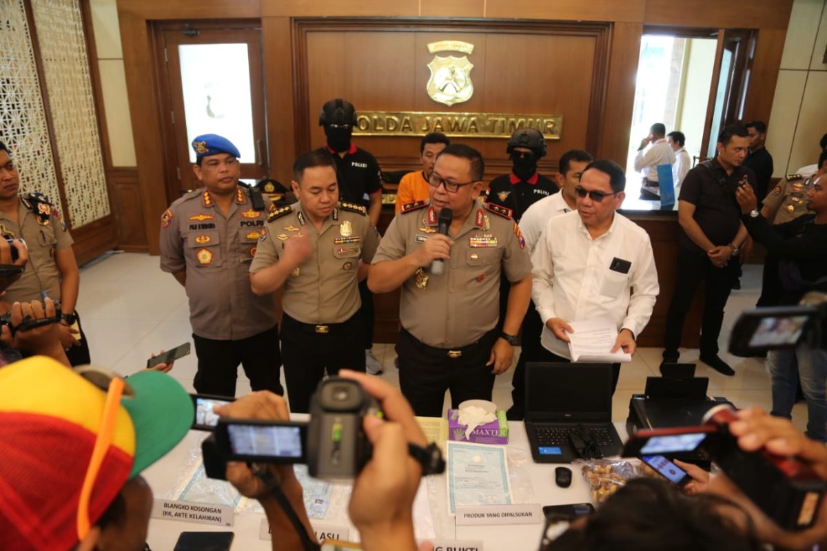Polisi merilis kasus pemalsuan dokumen kependudukan, Senin, 17/02/2020. (Yuda/SJ Foto)