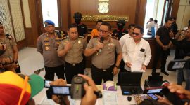 Polisi merilis kasus pemalsuan dokumen kependudukan, Senin, 17/02/2020. (Yuda/SJ Foto) 
