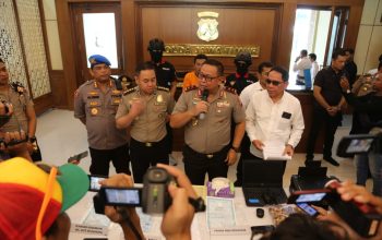 Pembuat Dokumen Palsu Diamankan Polda Jatim Pembuat Dokumen Palsu Diamankan Polda Jatim