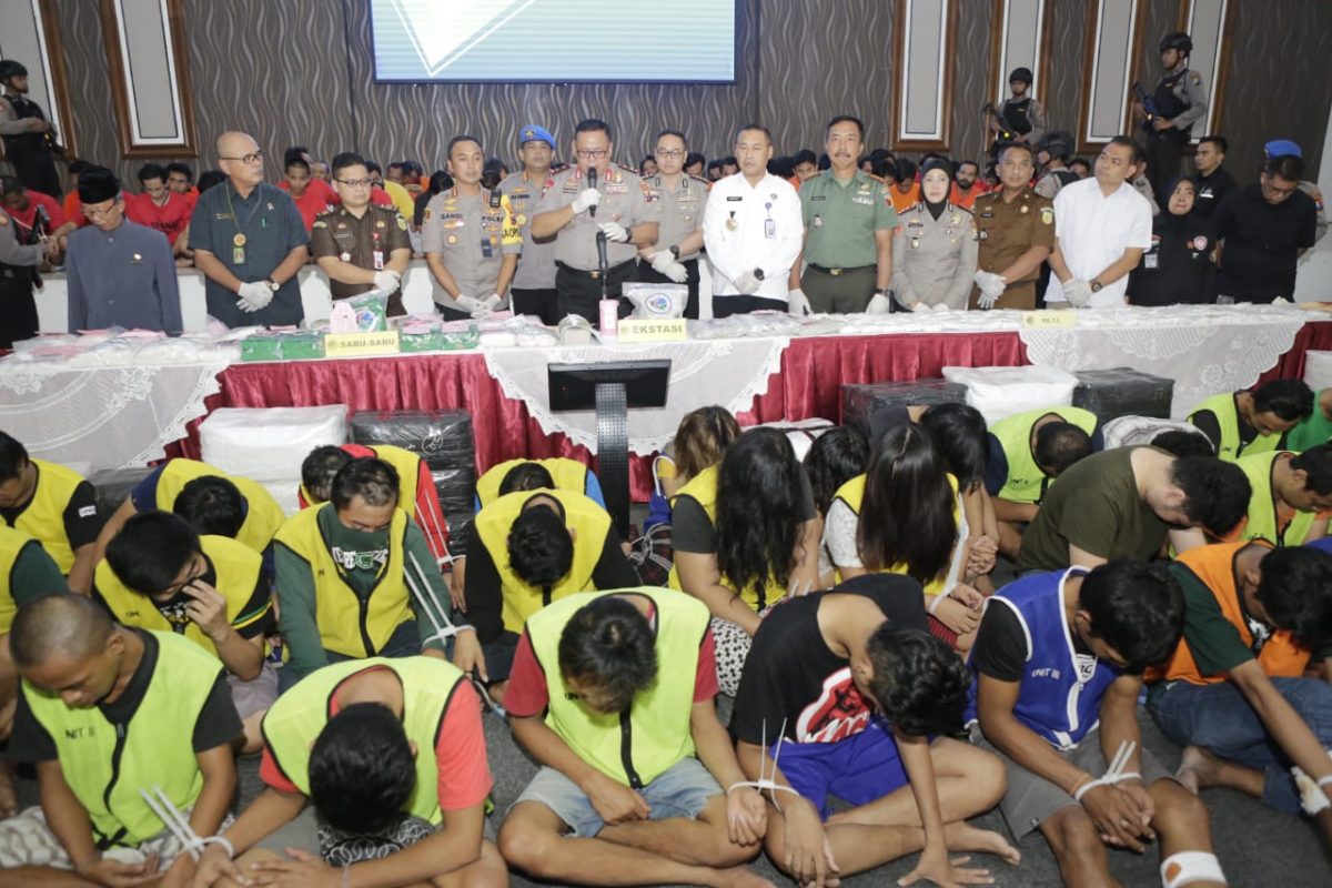 BUDAK NARKOBA : 200 tersangka narkoba ditangkap Polda Jatim dalam operasi yang digelar di awal tahun 2020. (Yuda/ SJ Foto)