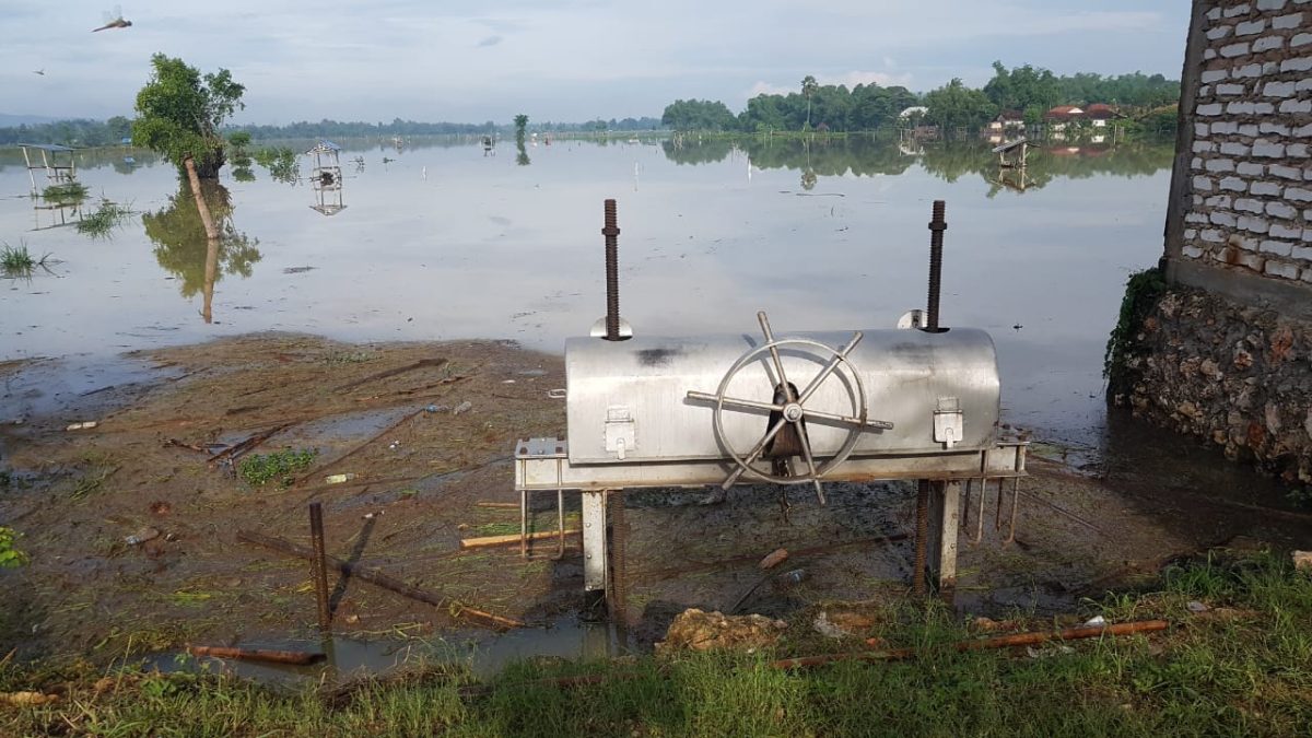 JEBOL : Alat pertanian milik petani terendam di areal persawahan. (ifa/ SJ Foto)
