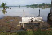 JEBOL : Alat pertanian milik petani terendam di areal persawahan. (ifa/ SJ Foto) 