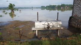 JEBOL : Alat pertanian milik petani terendam di areal persawahan. (ifa/ SJ Foto) 