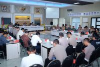 Suasana rapat persiapan jelang laga final Piala Gubernur Jatim yang mempertemukan Persebaya dan Persija. (Fahmi/SJ Foto) 