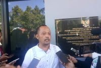 Zainal Arifin, Ketua FPDIP Sumenep menjawab pertanyaan wartawan didepan kantor Kejari Sumenep, Jumat, 21/02/2020. (Didik/ SJ Foto) 